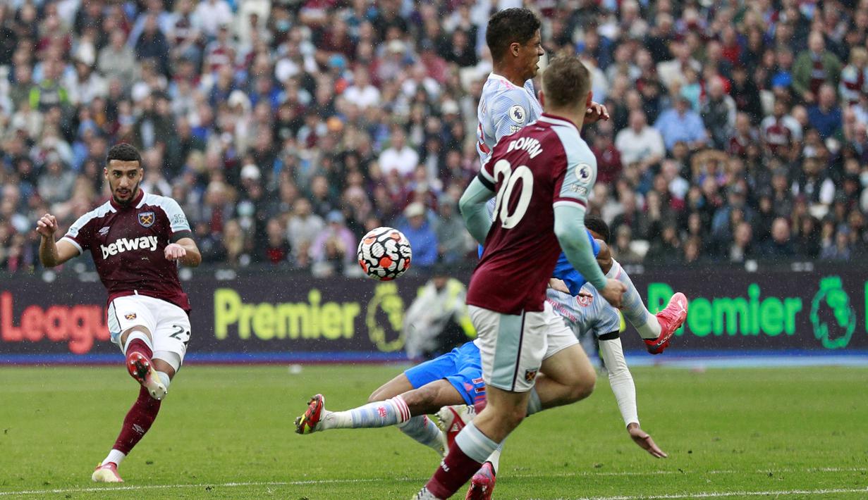 West Ham akhirnya unggul 1-0 pada menit ke-30 melalui sepakan Said Benrahma yang sempat membentur punggung Raphael Varane yang mengubah arah bola dan mengecoh David De Gea. (AP/Ian Walton)