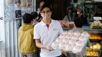 Martin Kwok berpose bersama roti keberuntungan di depan toko legendarisnya, Kwok Kam Kee Cake Shop, di Cheung Chau, Hong Kong. (Liputan6.com/Asnida Riani)