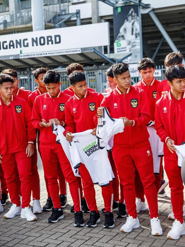 Skuad Timnas Indonesia U-17 berfoto bersama di depan kandang Borussia Monchengladbach, Borussia Park.