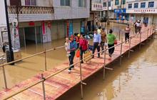 FOTO: Cara Unik China Sambung Jalur yang Lumpuh Akibat Banjir Parah Melanda Jiangxi
