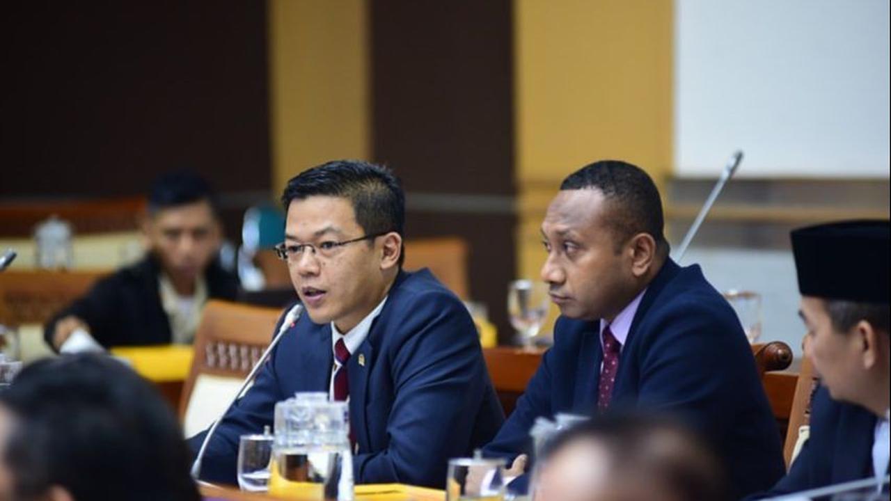 Nama lainnya, orang kepercayaan Prabowo, yakni Sugiono. Wakil Ketua Umum Gerindra itu kabarnya akan mengisi pos Sekretaris Kabinet (Seskab). “Sugiono Seskab,” kata sumber itu.<br>