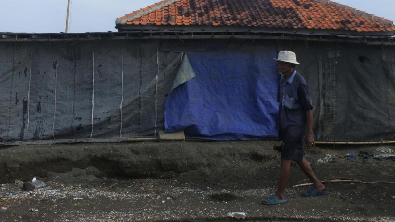 Kini beliau masih dibayangi rasa cemas oleh ombak besar yang bisa saja datang secara tiba-tiba ataupun saat musim angin timur datang dan hujan lebat yang dapat membahayakan dirinya dan keluarganya. Foto: merdeka.com / Imam Buhori<br>