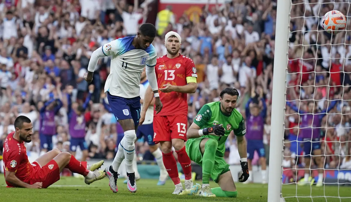 Striker Timnas Inggris, Marcus Rashford mencetak gol ketiga Inggris ke gawang Makedonia Utara pada laga Grup C kualifikasi Euro 2024 antara Timnas Inggris menghadapi Makedonia Utara di Old Trafford, Manchester (19/6/2023). (AP Photo/Dave Thompson)