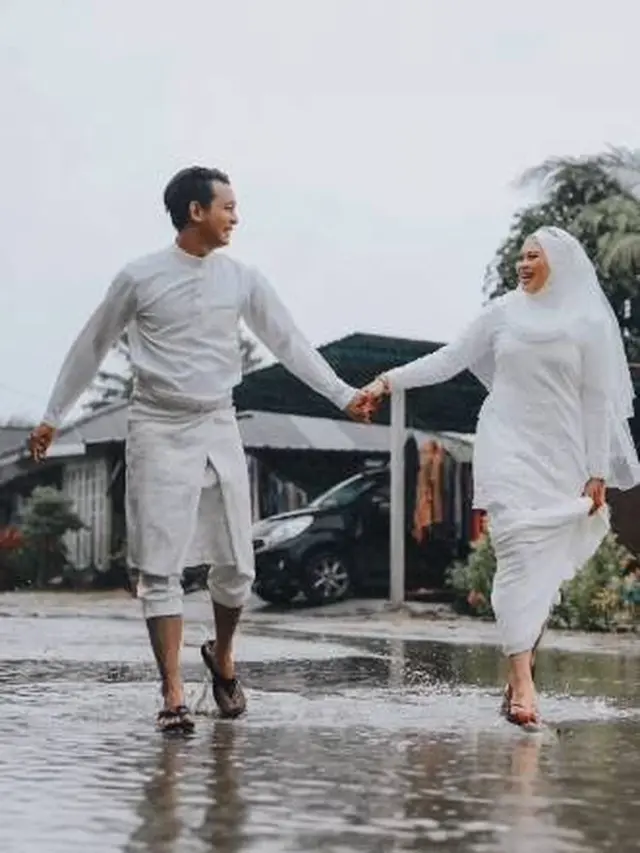 7 Potret Pengantin Abadikan Momen Pernikahan di Tengah Banjir Ini Viral