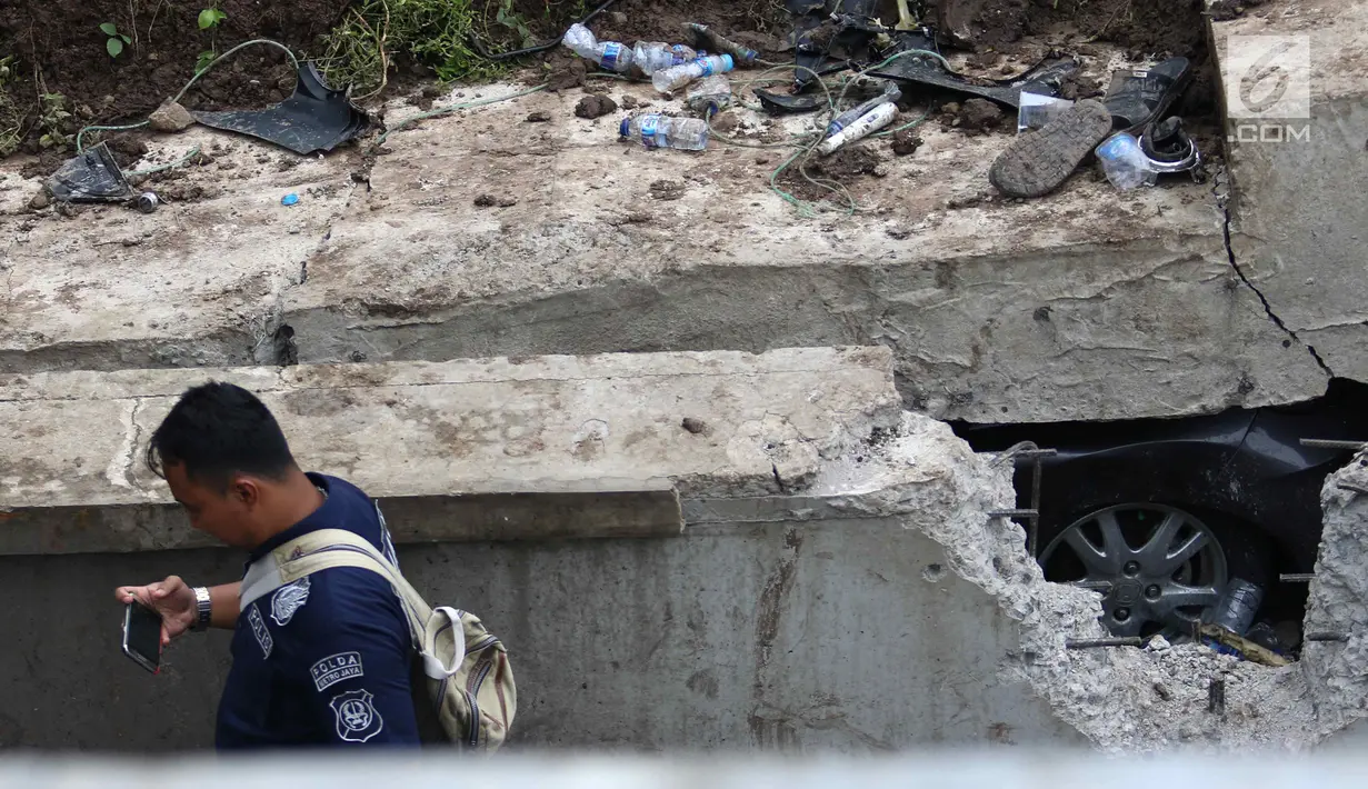 Petugas Puslabpor Bareskrim Polri melakukan olah TKP longsornya Underpass Perimeter Selatan, Bandara Soekarno Hatta (Soetta), Tangerang, Banten, Selasa (6/2). Longsor terjadi di lokasi tersebut pada Senin, 5 Februari 2018. (Liputan6.com/Angga Yuniar)