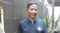 Mantan pelatih Persib Bandung, Djadjang Nurdjaman pulang ke Indonesia untuk mengurus dokumen izin tinggal di Italia. (Bola.com/Erwin Snaz)