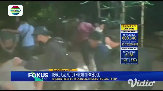 Inilah video detik-detik dua pelaku begal di Bangkalan, Jawa Timur, ditangkap polisi dalam sebuah rumah yang tersembunyi. Tanpa melakukan perlawanan, kedua pelaku langsung dibawa ke Mapolres Bangkalan.