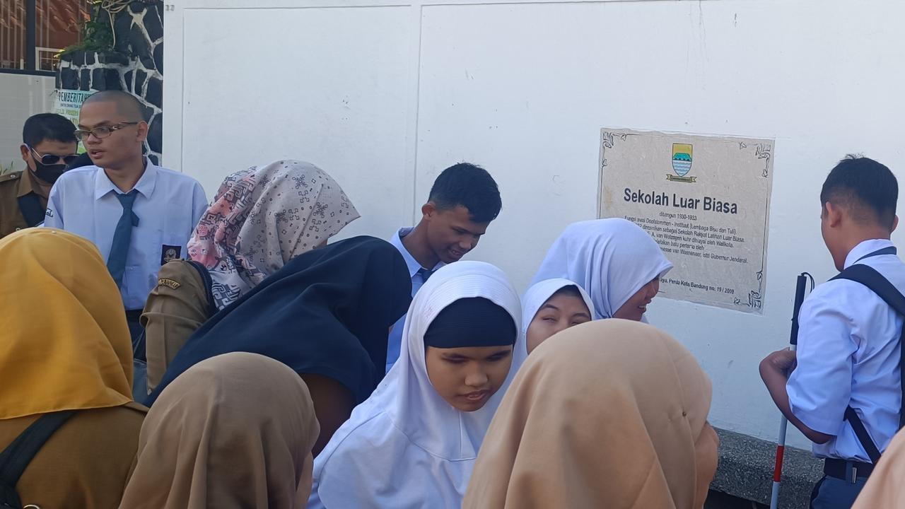 Sejumlah siswa SLBN A Pajajaran yang direlokasi sementara ke SLB Cicendo