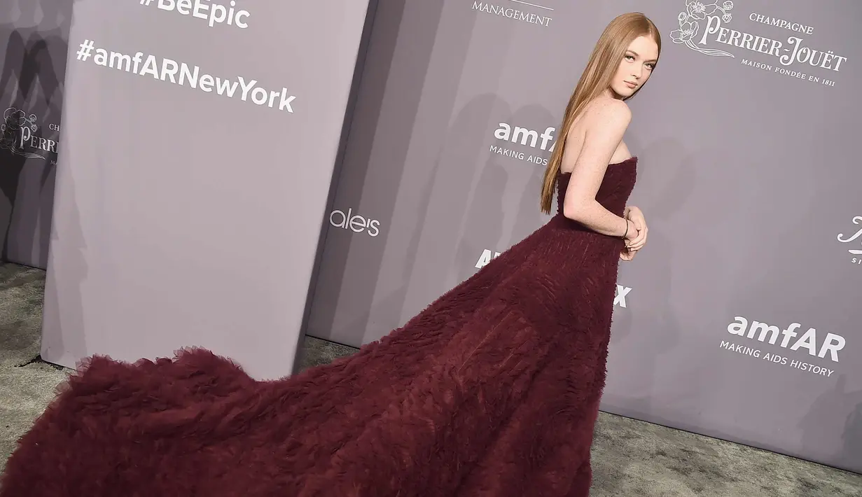 Model Larsen Thompson berpose dengan gaun merah saat menghadiri Gala amfAR New York  2018 di Cipriani Wall Street, AS (7/2). (Theo Wargo/Getty Images/AFP)