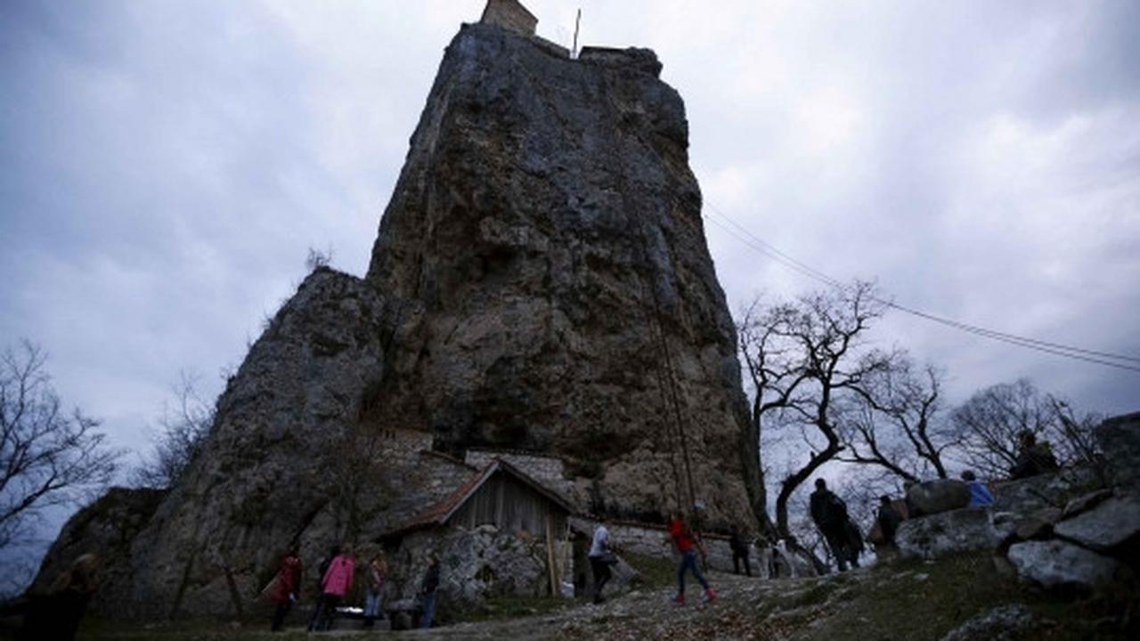 Unik, gereja kuno ini berada di puncak batu raksasa