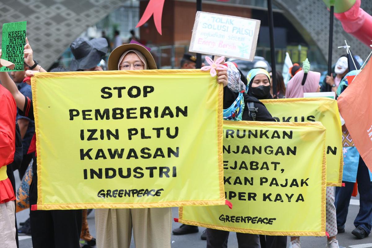 FOTO: Long March Aksi Iklim di Jakarta, Desak Prabowo Tegaskan Komitmen di PBB