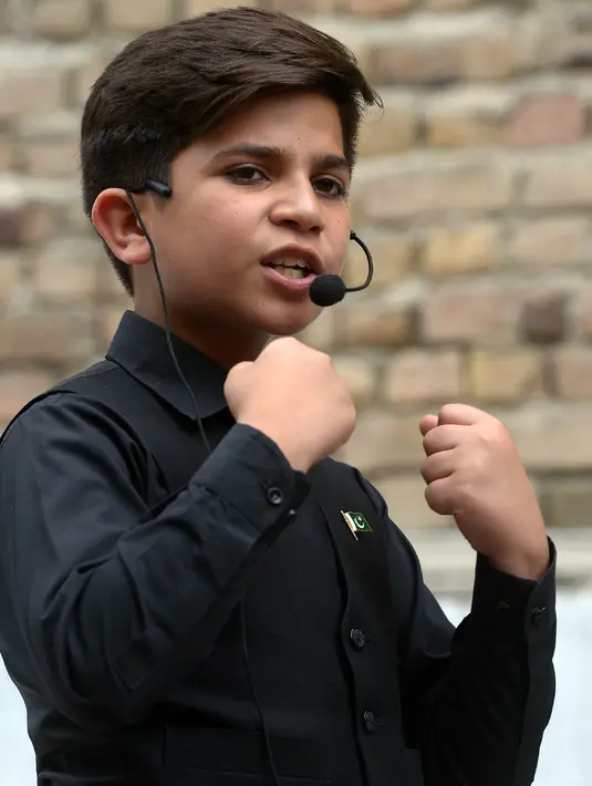 Ekspresi Hammad Safi saat memberikan motivasi kepada para siswa di sebuah akademi bahasa di Peshawar, Pakistan (3/4). Hammad Safi  merupakan seorang motivator cilik yang berusia 11 tahun. (AFP/Abdul Majeed)