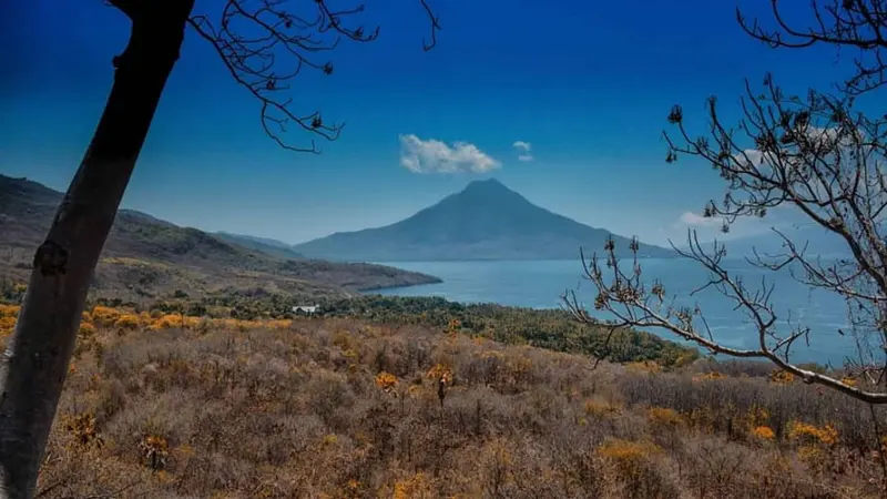 pemandangan Gunung Ile Mandiri di NTT