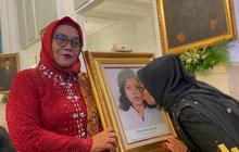 VIDEO: Tangis Sang Adik Pecah, Marsinah Aktivis Buruh Dapat Gelar Pahlawan Nasional dari Prabowo