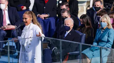 Jennifer Lopez bernyanyi saat pelantikan Presiden terpilih AS Joe Biden di Front Barat Capitol AS di Washington, DC (20/1/2021). Jennifer Lopez dipercaya untuk menjadi salah satu pengisi acara pada momen pelantikan Presiden Joe Biden dan Wakil Presiden Kamala Harris. (Alex Wong/Getty Images/AFP)