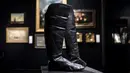 Sepasang sepatu bot Napoleon Bonaparte dipajang di rumah lelang Drouot, Paris, Prancis, Jumat (8/11/2019. Rumah lelang Prancis, Binoche and Giquello akan melelang sepatu bot Napoleon Bonaparte pada 29 November 2019. (Christophe ARCHAMBAULT/AFP)