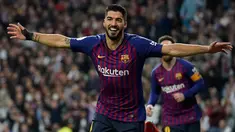 Penyerang Barcelona Luis Suarez berselebrasi setelah rekannya, Raphael Varane mencetak gol bunuh diri pada laga leg kedua semifinal Copa del Rey melawan Real Madrid di Stadion Santiago Bernabeu, Rabu (27/2). Barcelona menang telak 3-0. (AP/Andrea Comas)