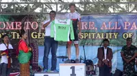 Green Jersey sebagai simbol Pemain tercepat atau Top Sprint pada Etape I Tour de Flores dikenakan kepada Pebalap Sepeda Asal Korea Choe Hyongmin oleh Direktur Bisnis Konsumer BNI Anggoro Eko Cahyo (istimewa)