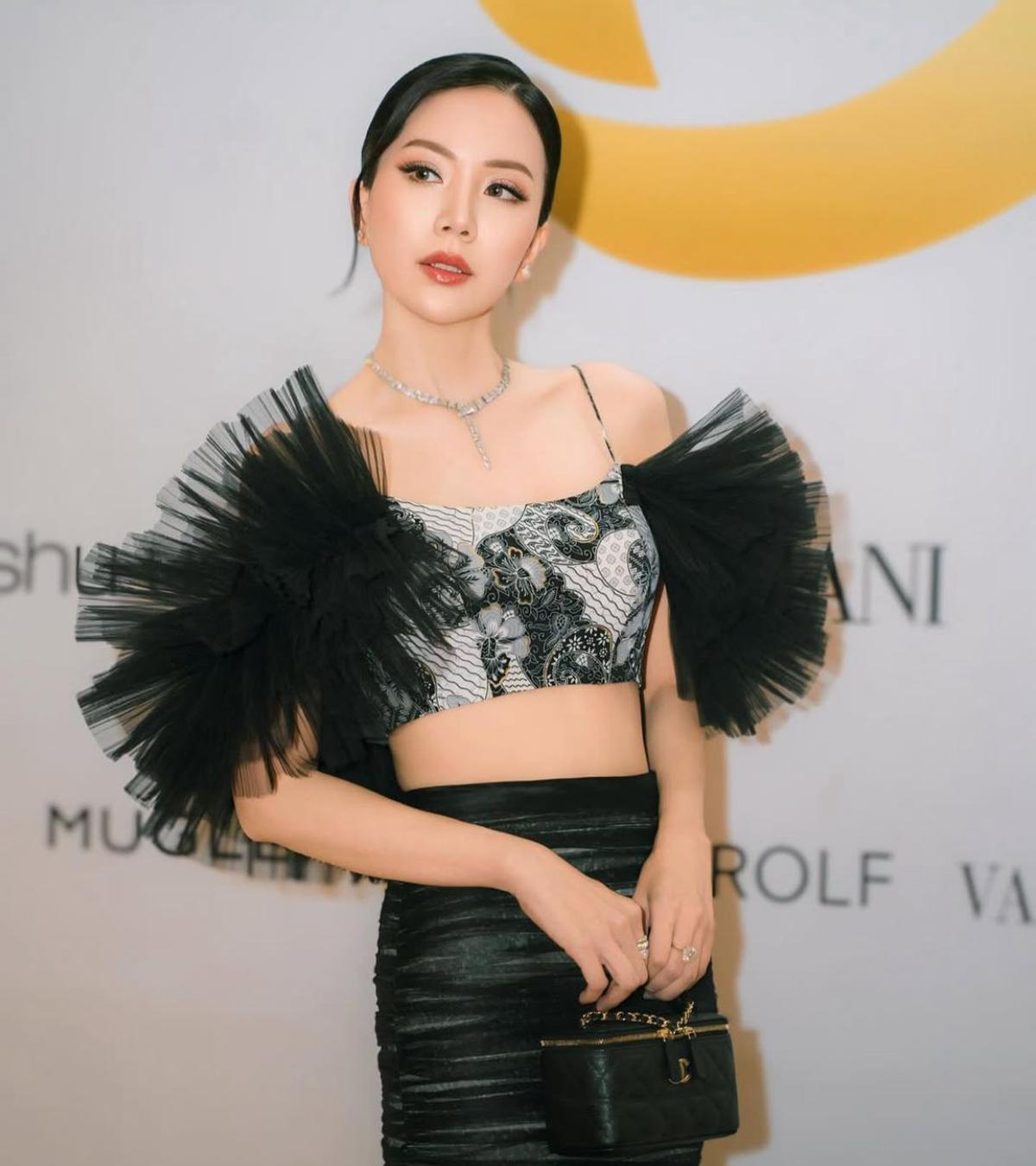 7 Potret Agnes Jennifer Tampil Stunning dengan Fashion Uniknya, Netizen: Gayung Lope Lewat
