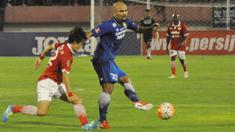 Striker Persib Bandung, Sergio Van Dijk, melewati gelandang Persija Jakarta, Hong Soon-hak, pada laga Torabika Soccer Championship 2016 di Stadion Manahan, Jawa Tengah, Sabtu (5/11/2016). Kedua tim bermain imbang 0-0. (Bola.com/Romi Syahputra)