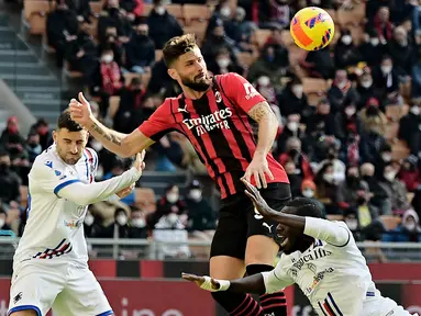 Oliver Giroud - Bomber senior yang terdepak dari skuat utama Chelsea ini ternyata tampil moncer di AC Milan. Penyerang spesialis supersub ini untuk sementara menjadi top skor AC Milan dengan mengoleksi 10 gol di semua ajang. (AFP/Andreas Solaro)