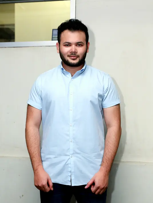 Ia dan sang ayah memang pelaku industri musik, Ridho tak mempermasalahkan mengenai banyaknya orang yang membawakan lagu sang ayah. Baginya, posisinya dengan para fans yang mengidolakan ayahnya itu berbeda. (Wimbarsana/Bintang.com)