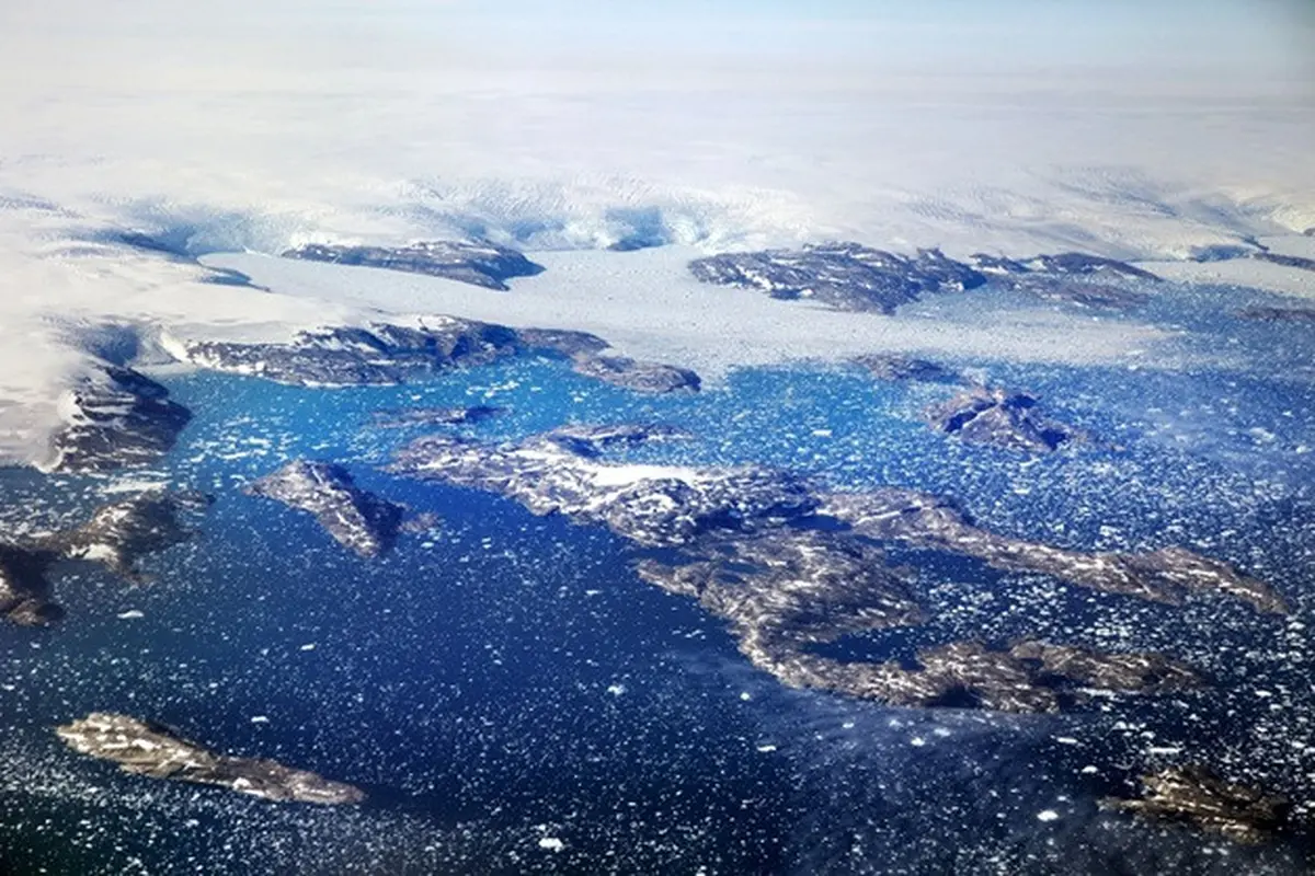 Sejumlah gunung es tampak mengapung di sebuah teluk sempit di tenggara Greenland setelah terlepas dari gletser, Kamis, 3 Agustus 2017.