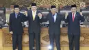 Bambang Soesatyo (dua dari kiri) bergandeng tangan bersama tiga Wakil Ketua DPR yakni Fahri Hamzah, Taufik Kurniawan, dan Agus Hermanto usai dilantik di Gedung DPR RI, Jakarta, Senin (15/1). Bambang resmi menggantikan Setnov. (Liputan6.com/Angga Yuniar)