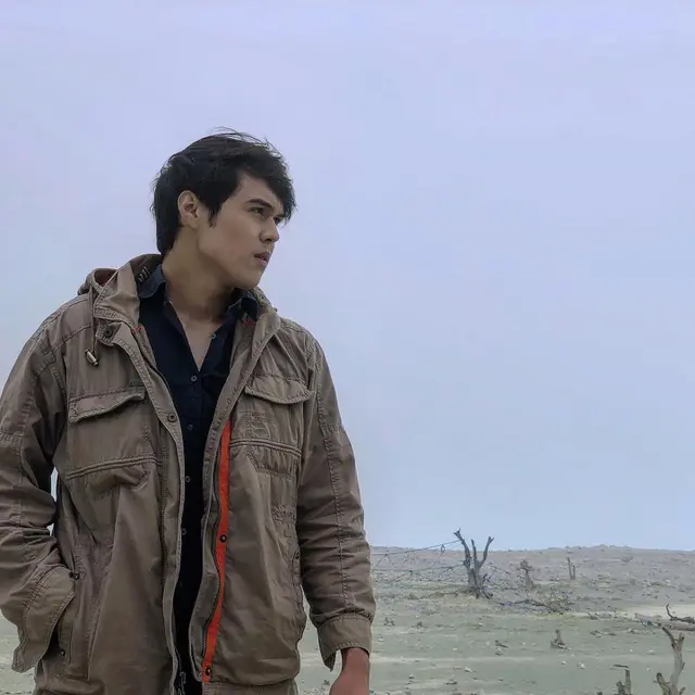 7 Potret Terbaru Rizky Djanbi, Mantan Kekasih Ochi Rosdiana Saat Traveling di Alam