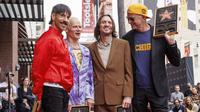Para personel Red Hot Chili Peppers berpose saat menghadiri upacara penerimaan bintang di Hollywood Walk of Fame di Los Angeles, California, Kamis (31/3/2022). (Willy Sanjuan/Invision/AP)