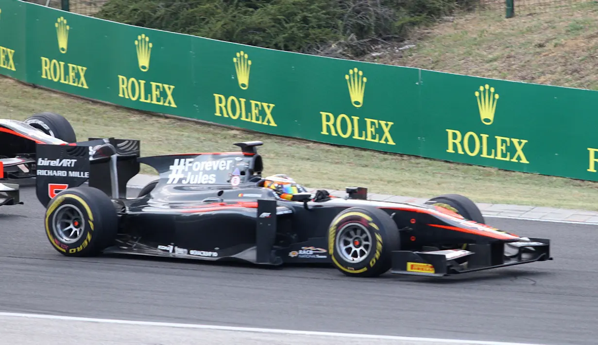 Mobil pebalap ART Grand Prix, Stoffel Vandoorne, dengan #ForeverJules. (Bola.com/Reza Khomaini)