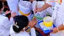 Sebelum memulai sembahyang, setiap orang menerima air suci yang telah didoakan (Liputan6.com/Andrian M Tunay)