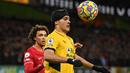 Raul Jimenez. Striker Wolverhampton berusia 30 tahun yang sedang dalam proses pemulihan akibat cedera di kepalanya ini selalu tampil menggunakan pelindung kepala di Liga Inggris musim ini. Baru mencetak 3 gol, ia telah terjebak offside 13 kali dari total 16 laga. (AFP/Justin Tallis)