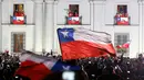 Setelah diarak menggunakan bus terbuka dari Stadion Nasional, pemain Cile merayakan kegembiraan juara Copa America 2015 bersama Presiden Cile, Michelle Bachelet. (REUTERS/Carlos Garcia Rawlins)