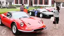 Pengunjung melihat mobil Ferrari klasik yang dipamerkan di Gedung Arsip Nasional, Jakarta, Selasa (14/3). Merayakan ulang tahun ke-70 keberadaan Ferrari di dunia otomotif, Ferrari Jakarta memboyong 10 supercar klasik pilihan. (Liputan6.com/Angga Yuniar)