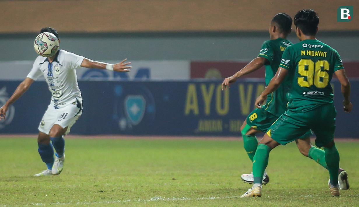 Pemain PSIS Semarang, Fandi Eko Utomo (kiri) mencetak gol pertama timnya ke gawang Persebaya Surabaya dalam laga pekan ke-6 BRI Liga 1 2021/2022 di Stadion Wibawa Mukti, Cikarang, Minggu (03/10/2021). (Bola.com/Bagaskara Lazuardi)