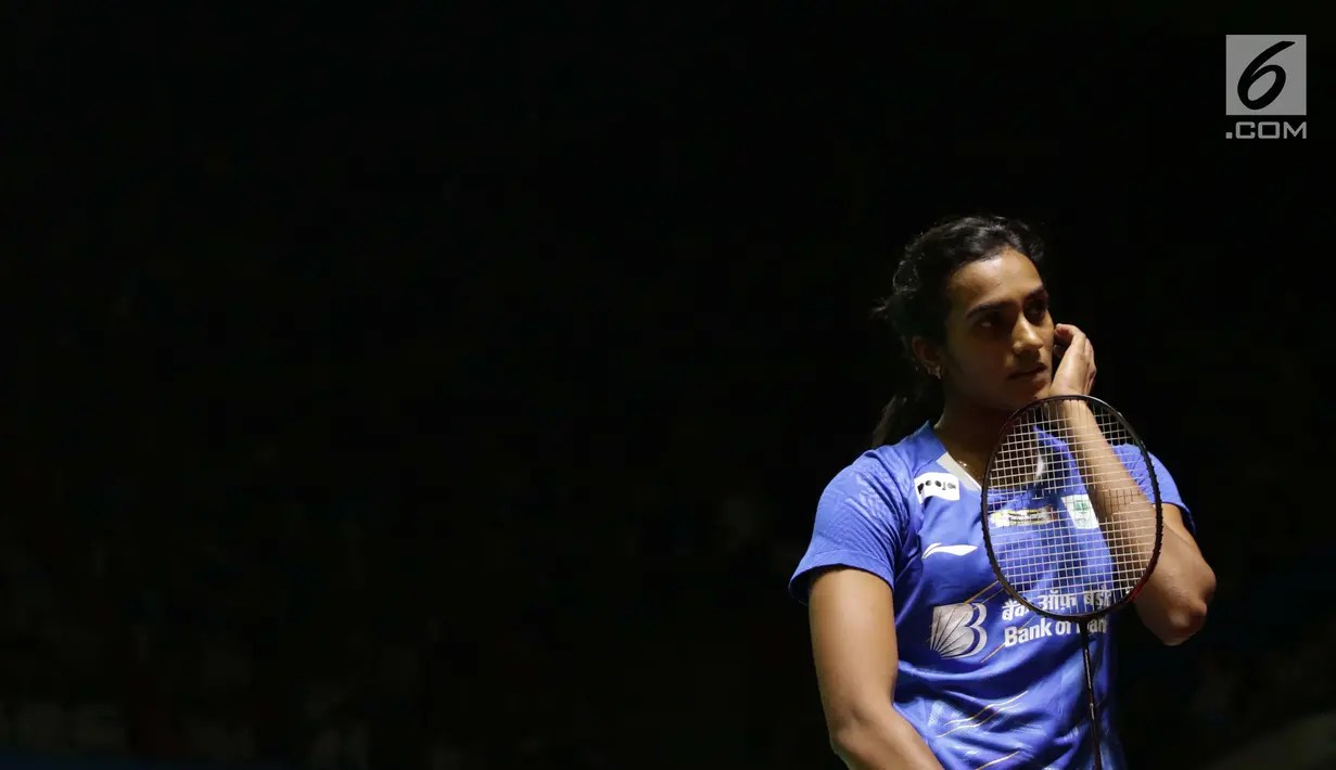 Pebulu tangkis unggulan kelima tunggal putri Indonesia Open 2019 asal India, Pusarla V Sindhu saat melawan Aya Ohori (jepang) di Babak 32 besar Indonesia Open 2019 di Istora Senayan, Jakarta, Rabu (17/7/2019). Pusarla unggul 11-21, 21-15. 21-15. (Liputan6.com/Helmi Fitrhiansyah)