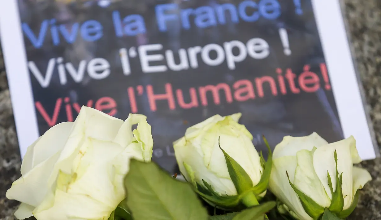 Karangan bunga sebagai penghormatan kepada korban serangan hari Jumat di Paris, di depan Kedutaan Besar Prancis di Berlin, Jerman (14/11/2015). Serangan teroris yang terjadi di Paris telah menewaskan sekitar 140 orang. (REUTERS/Hannibal Hanschke)