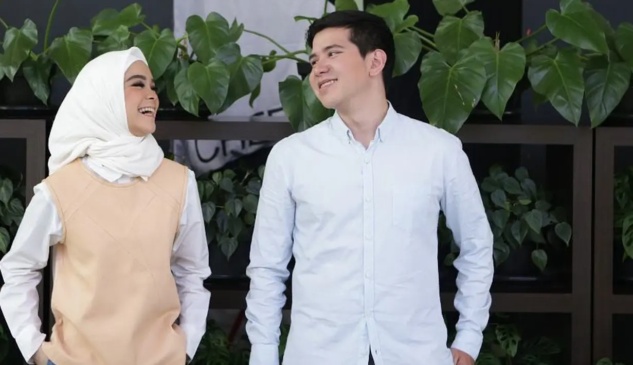 Lewat akun Instagramnya, suami Tantri Namirah ini menuliskan bahwa ia sangat bahagia dengan pertemuannya dengan mantan pacar setiap hari. Namun ternyata mantan pacar yang dimaksud Haykal adalah istrinya sendiri. (Instagram/haykalkamil)