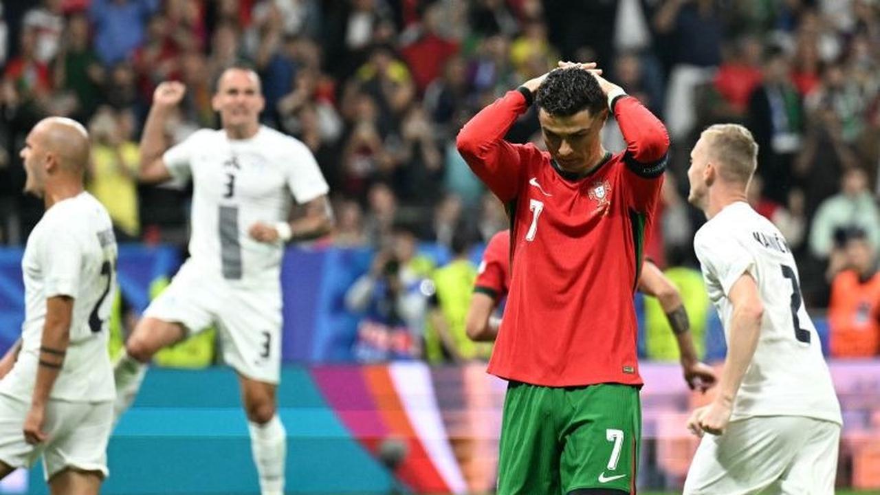 Cristiano Ronaldo terekam kamera menangis tersedu-sedu dalam pertandingan Portugal vs Slovenia pada babak 16 besar Euro 2024 di Stadion&nbsp;Frankfurt Arena, Frankfurt, Jerman, Selasa (2/7/2024). Momen itu terjadi ketika sang megabintang Portugal itu gaga
