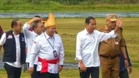 Kedatangan Jokowi di Bandara Udara Melonguane ini disambut Bupati Kepulauan Talaud Elly Engelbert Lasut.
