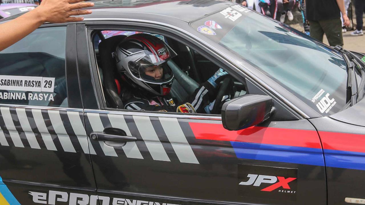 Ajang Indonesia Drift Series 2024 ini diikuti oleh kalangan anak-anak muda atau generasi milenial yang diharapkan dapat mendukung talenta muda motorsport tanah air. Foto: Liputan6.com / Angga Yuniar