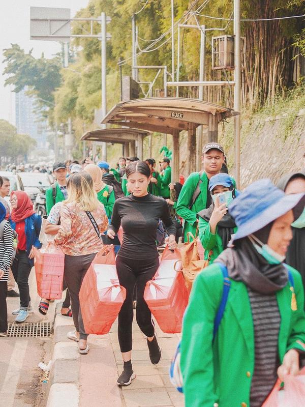 Aksi Awkarin di Tengah Aksi Massa. (instagram.com/awkarin)