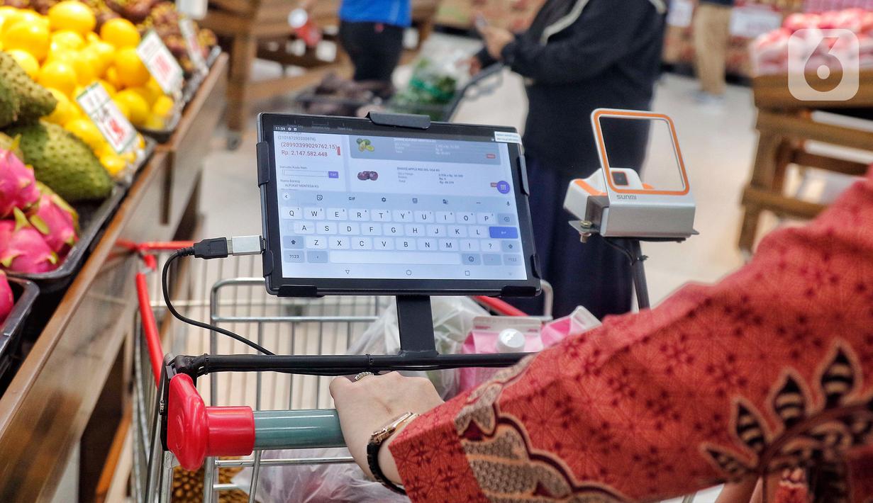 Alat transaksi digital terpasang pada keranjang belanja di toko digital Scan and Go, CBD Ciledug, Tangerang, Banten, Rabu (8/3/2023). Scan and Go merupakan toko ritel digital pertama di Indonesia dimana konsumen bisa langsung belanja di toko dengan menggunakan aplikasi yang ada di keranjang belanja tanpa melakukan pembayaran melalui kasir. (Liputan6.com/Angga Yuniar)