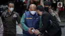 Wali Kota Bekasi Rahmat Effendi tiba di gedung KPK usai ditangkap dalam operasi tangkap tangan (OTT), Rabu (5/1/2022) malam. Mereka diamankan sekitar pukul 14.00 WIB. Selain mengamankan Bang Pepen, KPK juga mengamankan sejumlah uang. (Liputan6.com/Faizal Fanani)