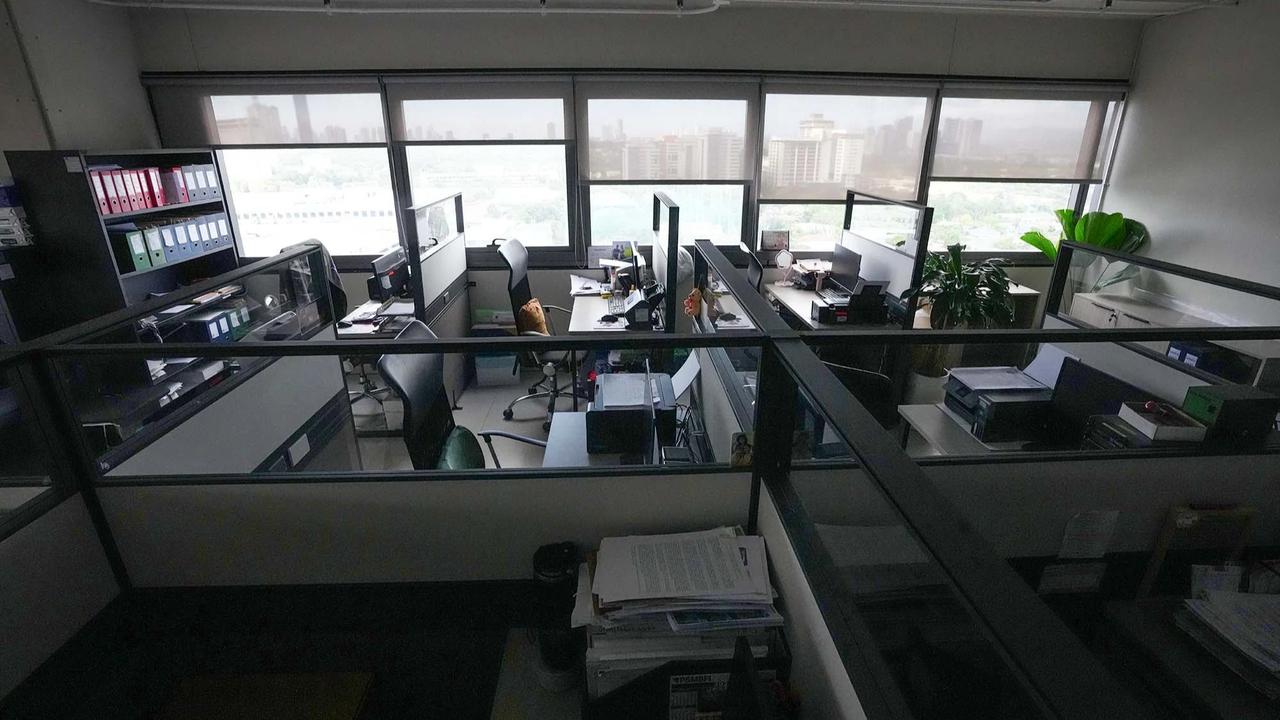 FOTO: Kantor Pemerintah Manila Kosong Akibat Krisis BBM