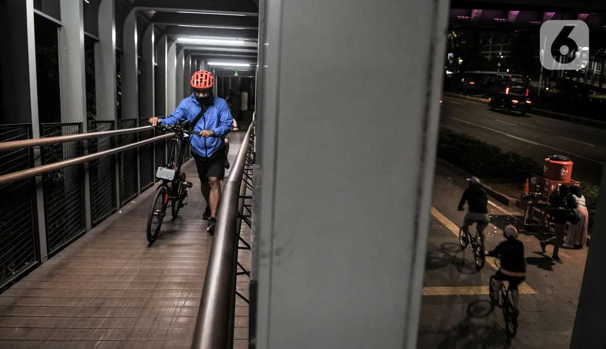Aktivitas pesepeda saat berkeliling di kawasan Sudirman, Jakarta, Minggu (13/9/2020). Hingga hari Minggu (13/9/2020), tercatat kasus positif Covid-19 di DKI Jakarta mencapai 54.864 jiwa. (merdeka.com/Iqbal S. Nugroho)