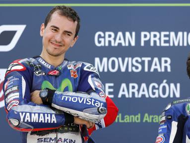 Pebalap Yamaha, Jorge Lorenzo, menjuarai MotoGP Aragon, Spanyol, Minggu (27/9/2015). Sementara Valentino Rossi di peringkat ketiga. (Reuters/Marcelo del Pozo)