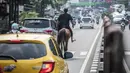 Seorang pria terlihat menunggangi kuda usai melaksanakan sholat Jumat di kawasan Jalan Raya Kramat Jati, Jakarta, Jumat (23/6/2023). (Liputan6.com/Faizal Fanani)
