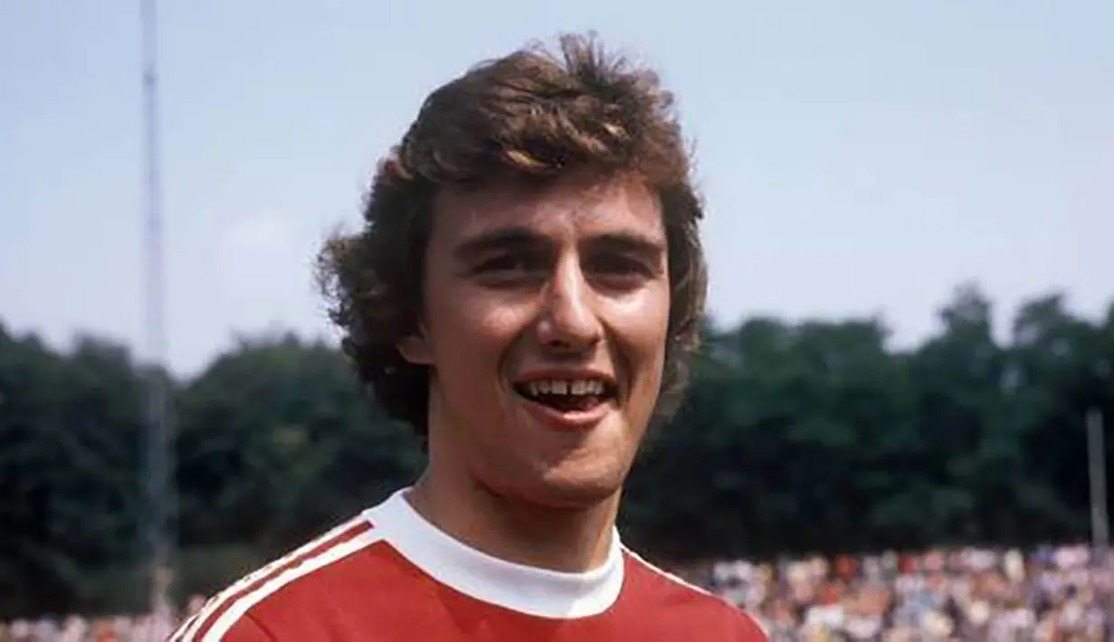 10. Dieter Muller, striker Jerman Barat ini menjadi top skor pada Piala Eropa 1976 dengan torehan empat gol, sayang di partai final Jerman Barat dikalahkan Cekoslovakia. (UEFA)
